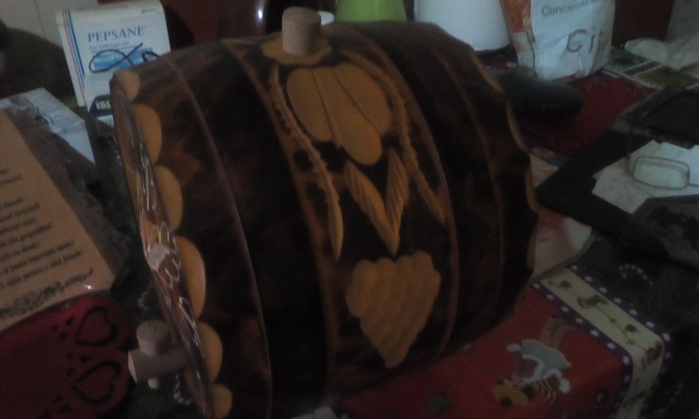 Vaza de lemn sculptata,butoi ornamental,statuieta