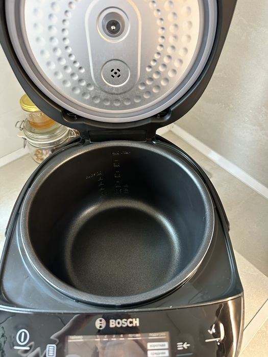 Мултикукър Bosch MUC11W12 с 48 програми за готвене