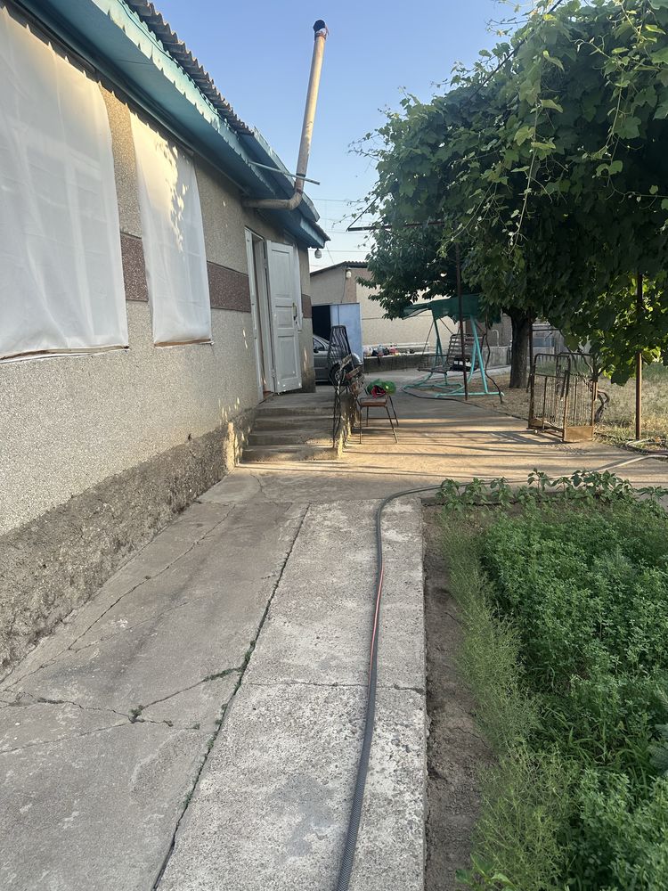 Uydan 20 metr tepada kotta moshina yo’l o’tgan juda qulay