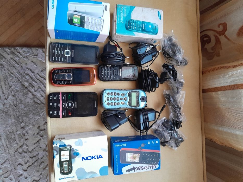 Vând  set de telefoane cu taste,fiind dotate cu încărcător și căști.