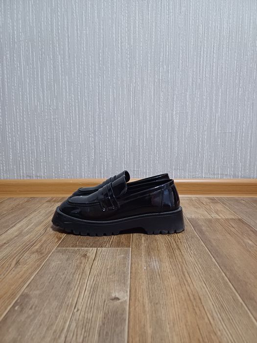 Лоферы продам, черные,лаковые.Размер 37-38.Состояние хорошее,удобные в