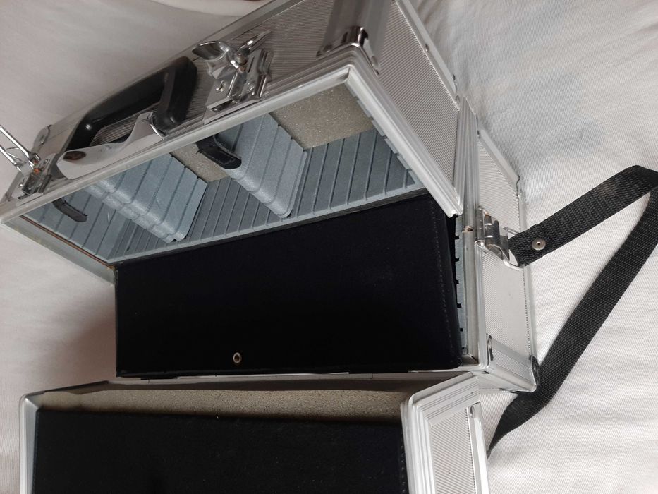 Метален куфър за фотоапарати и фотографска техника