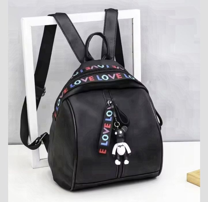 Модерна черна раница с надпис "LOVE" и ключодържател мече