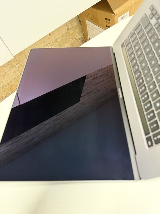 MacBook Pro 16 inch 2019 i9 1tb ssd 4gb placa video