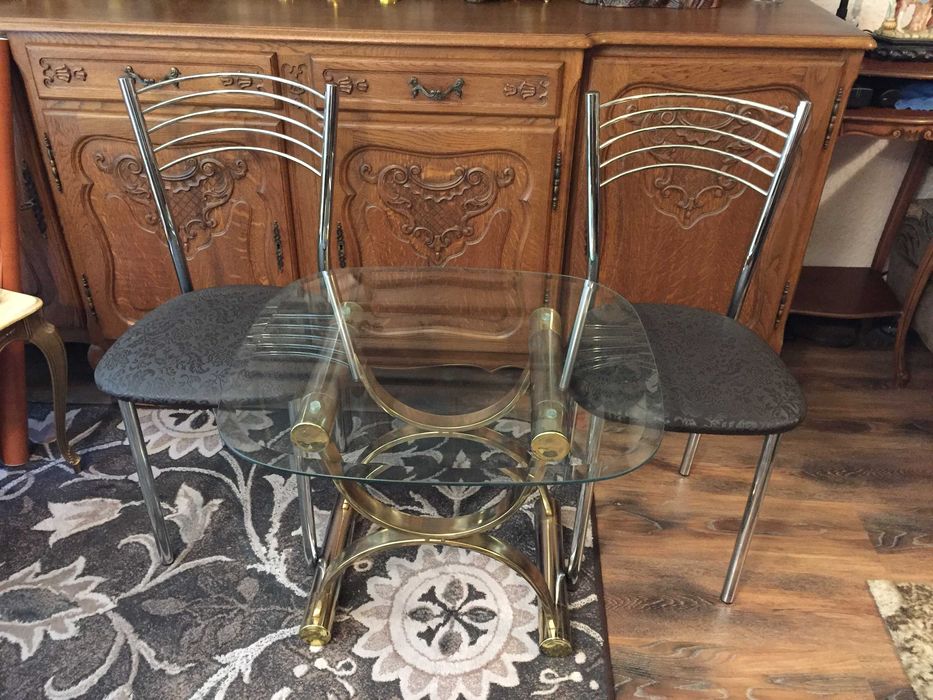 масичка стъклена с два стола