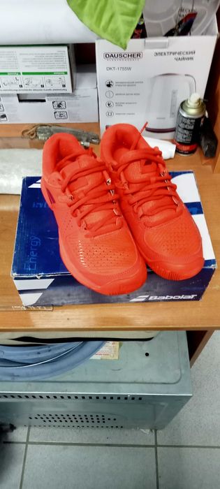 Продам кроссовки для тенниса.