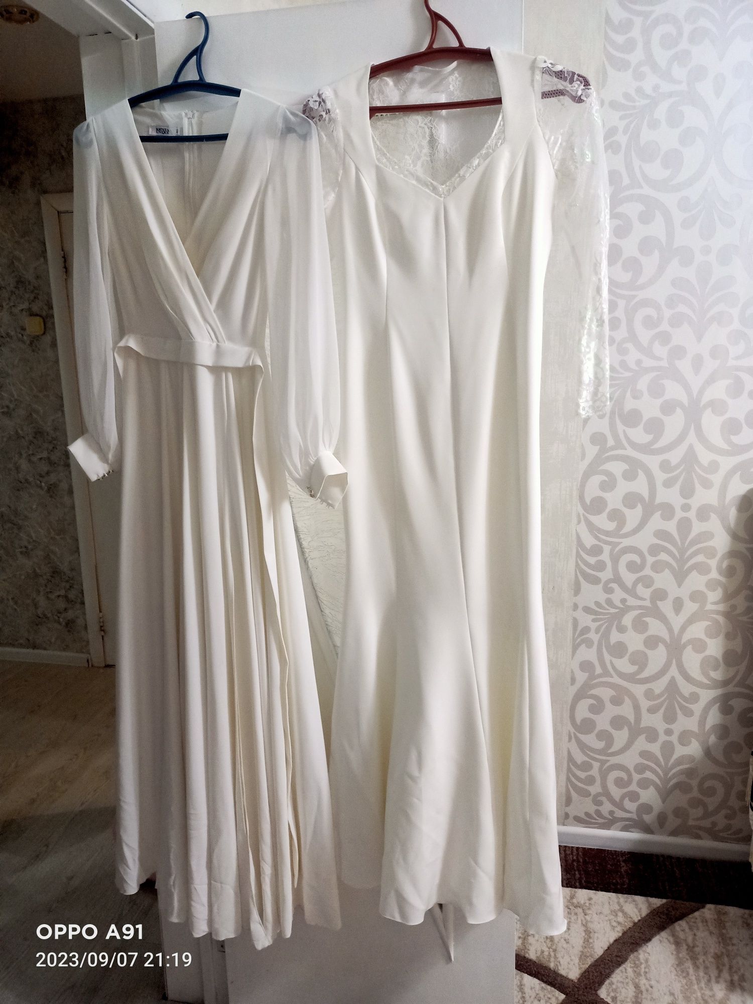 Продам платье белые вечерние размер 42