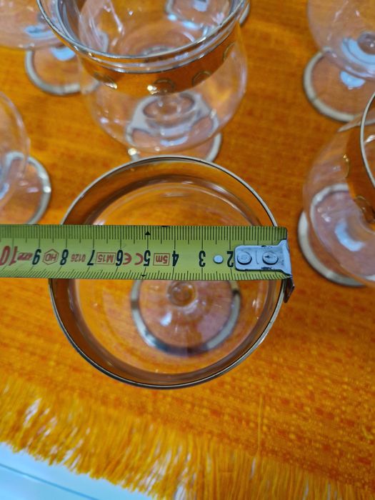 Cupe înghețată cu picior și suport de sos