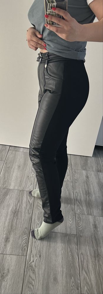 Pantaloni de piele