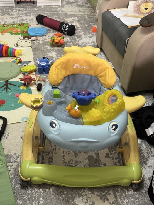 Шезлонг и ходунки.