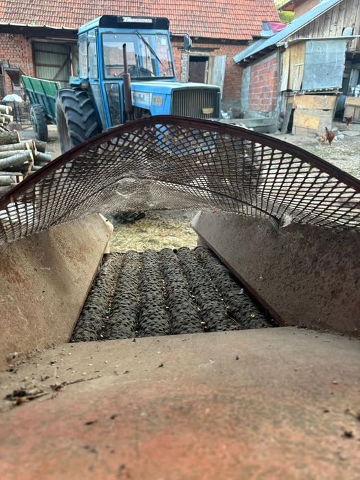 Vând mașină de depănușat porumb.