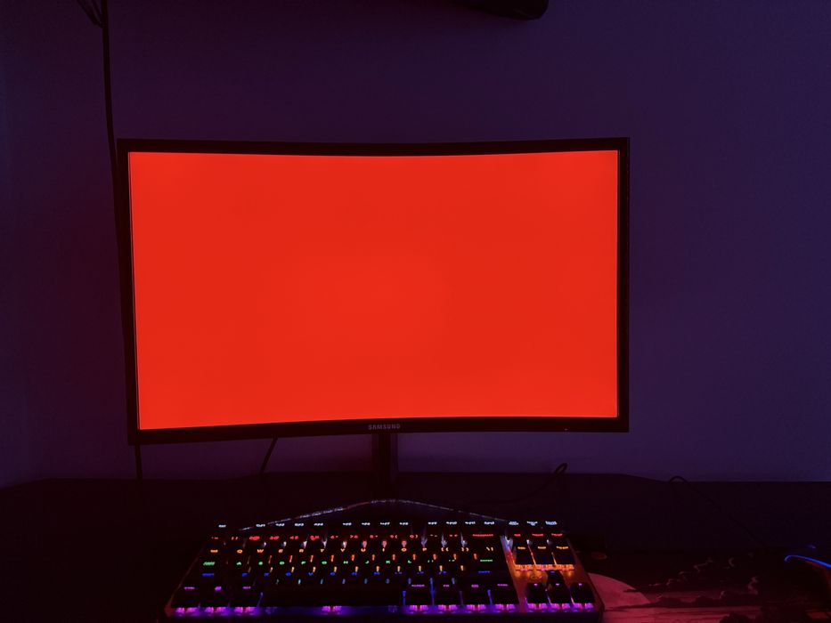 Monitor Samsung, curbat. LED, Freesync, VA, Mat, timp de răspuns 4ms.