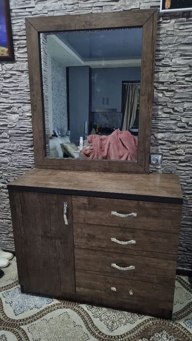 Продаётся трюмо комод с зеркалом .