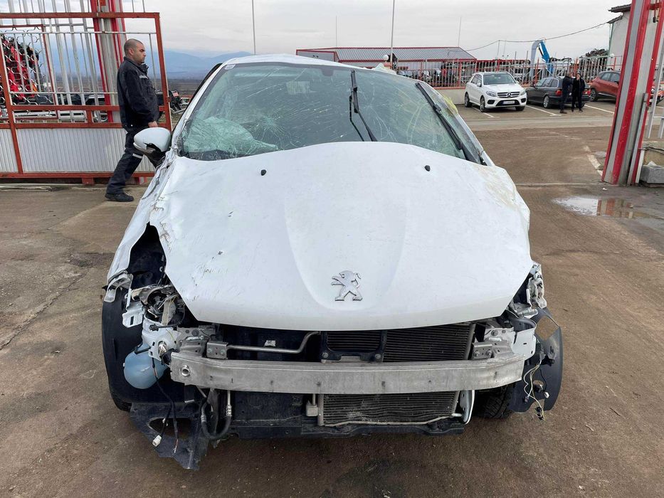 Пежо 208 1.2 бензин 2015г.