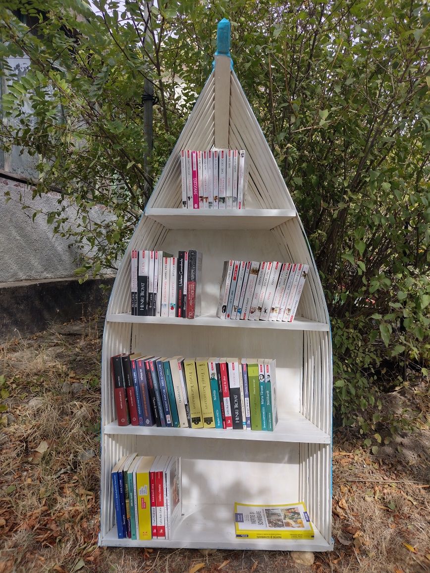 Barcă decor, biblioteca