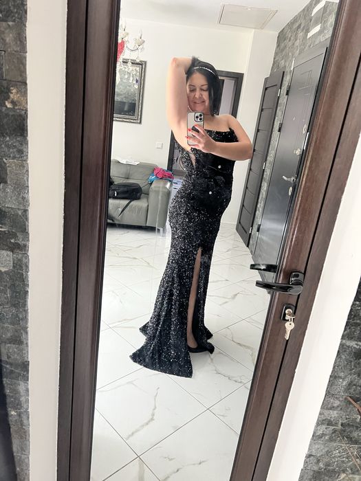 Продавам черна рокля с блестящ ефект за повод