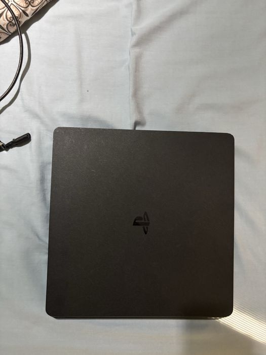 Продавам PS4 Slim