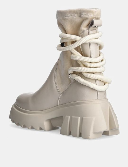 Дамски бежави боти GOE