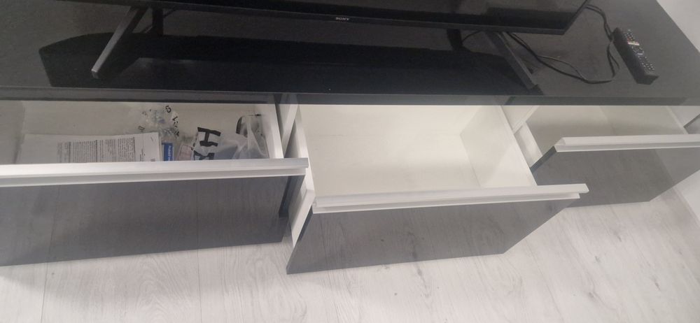 Comoda TV ci sertare generoase