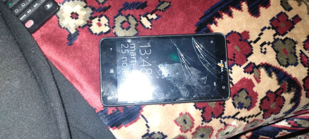 telefon Nokia, funcționează bine, ecranul fisurat,ne codat.