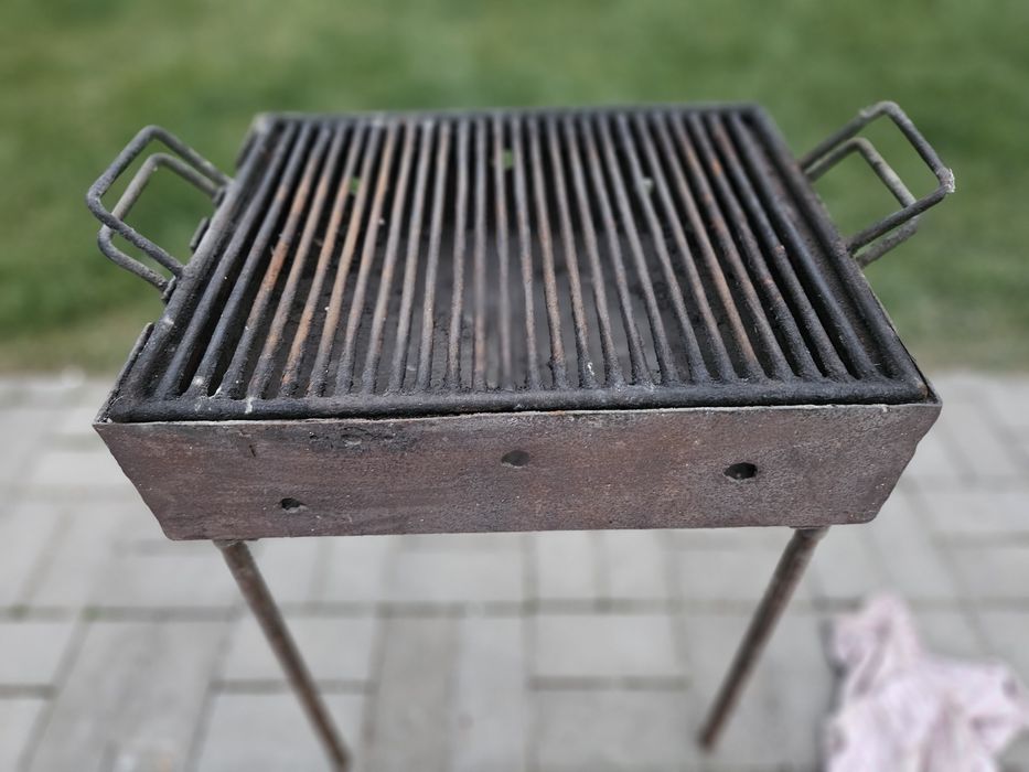Grătar cu picioare demontabile