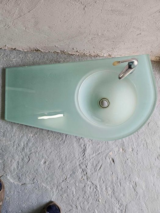 Chiuveta sticla transparenta verde cu suporti fixare in perete de inox