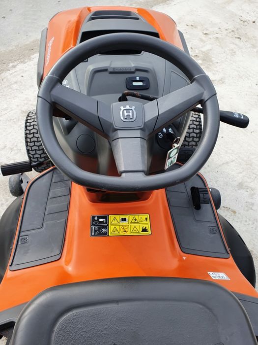 Tractoras de tuns iarba gazon Husqvarna TC 142T