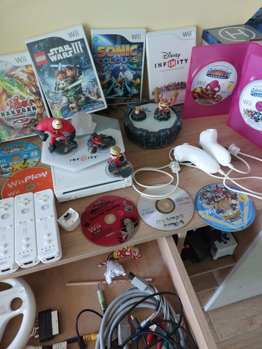 конзола Nintendo Wii пълен комплект с игри и фигури