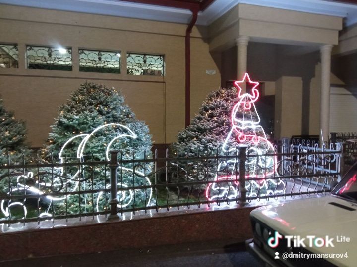 Новогоднее оформление фасадов зданий домов офисов магазинов,