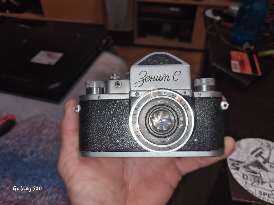 Продавам ретро фотоапарат Зенит
