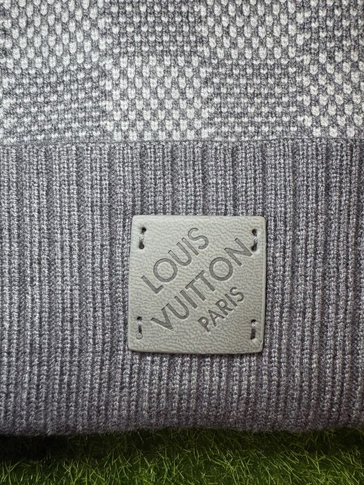 Vand caciula lv gri noua cu eticheta