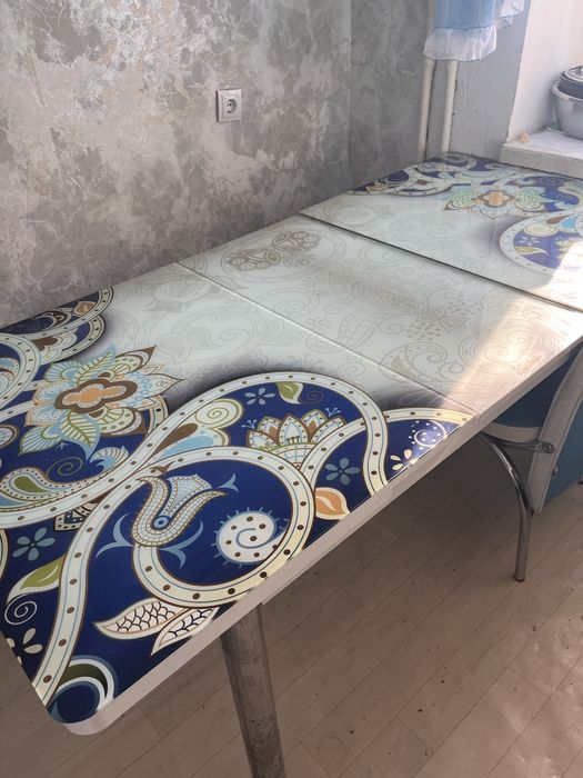 продам кухонный стол со стульями