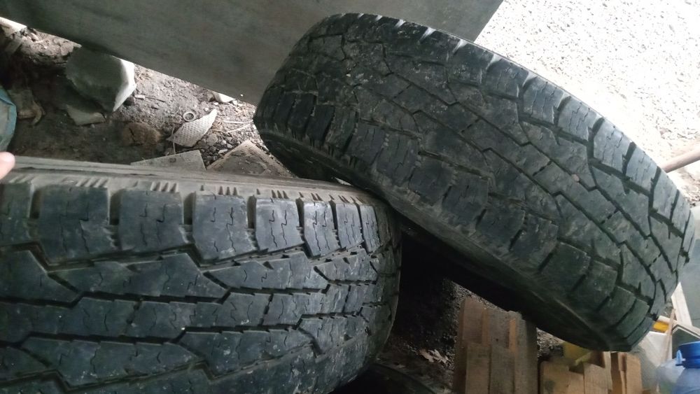 Шины  продам хорошее шины боковые порезы нет