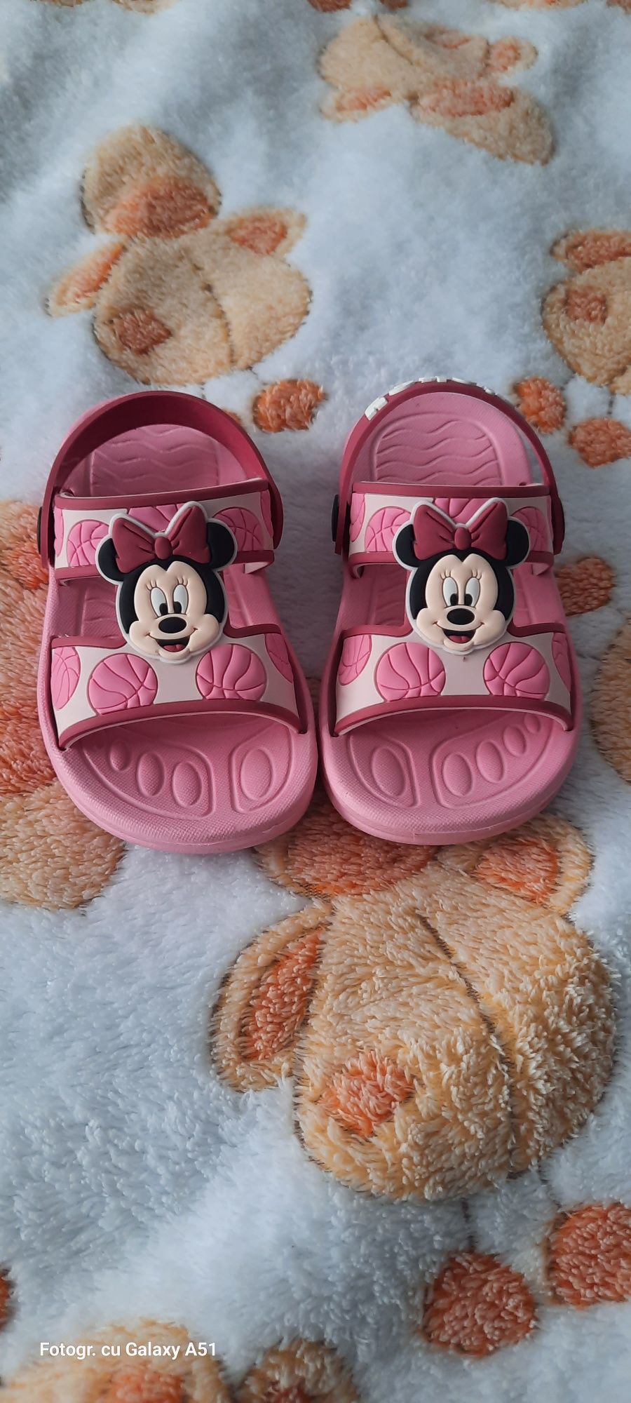 Sandale/papuci marimea 23 cu minnie mouse noi