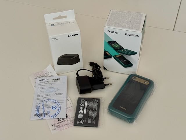 Nokia 2660 Flip с стойка