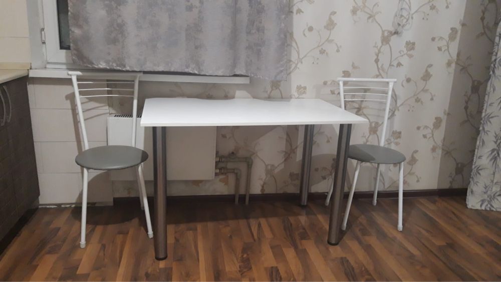 Продам кухонный стол и стулья