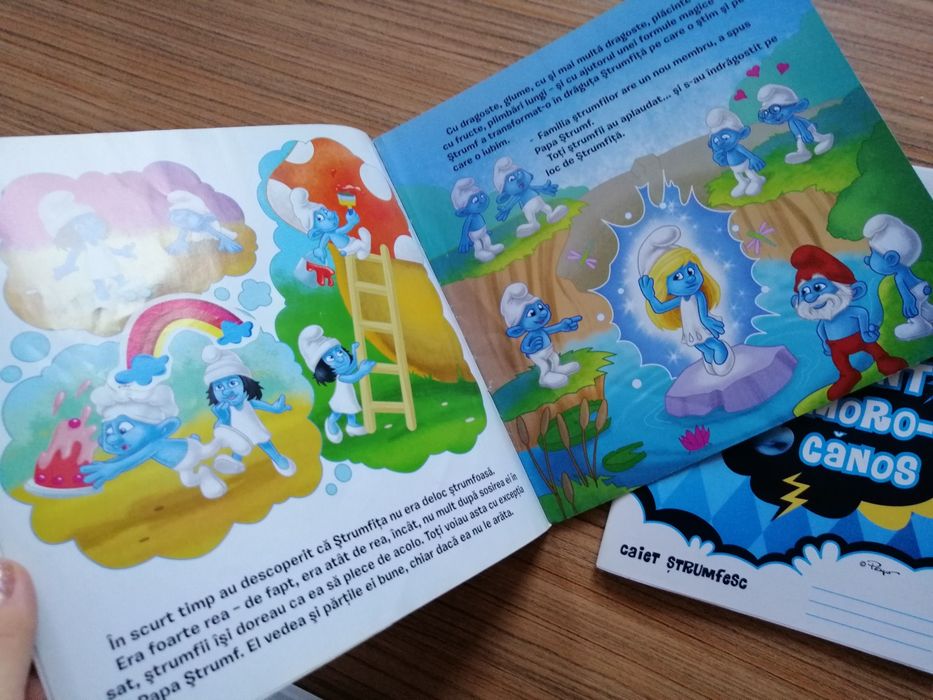 Set carte de povesti si caiet nou Strumfii