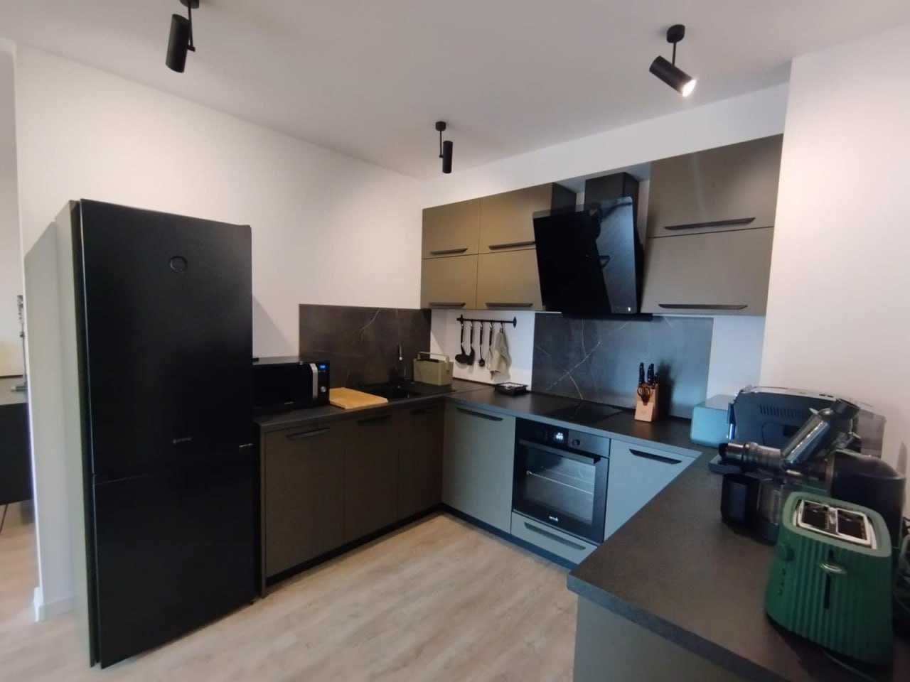 Дава се под наем Тристаен апартамент в Варна, Централна поща - 110 кв.м за 663 € - Снимка #2
