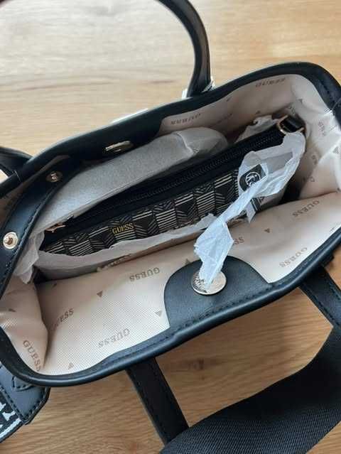 Оригинална дамска чанта GUESS