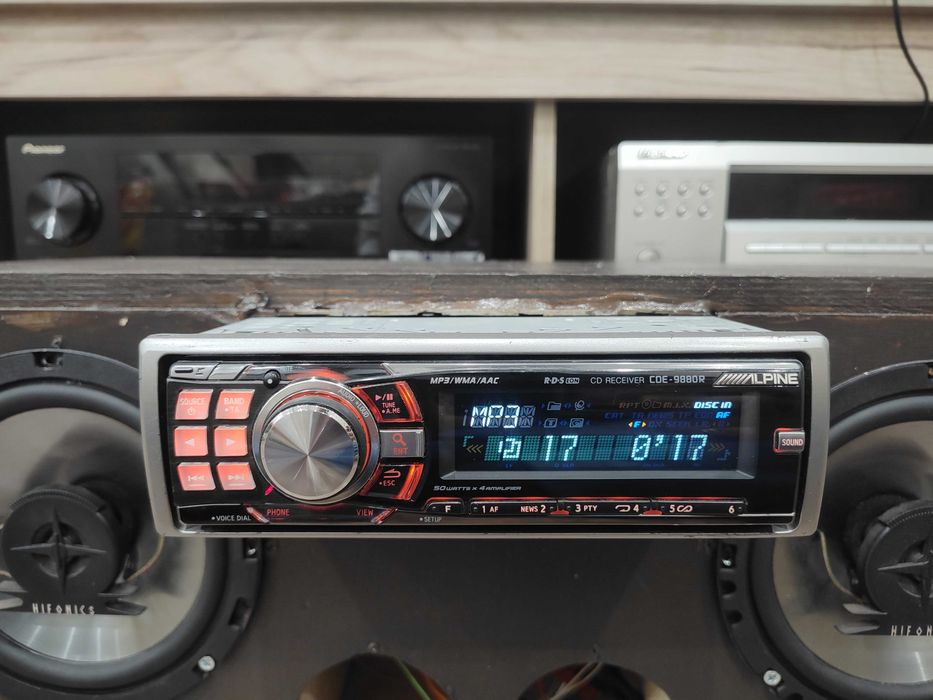 Висок клас ALPINE CDE-9880R USB / CD / MP3