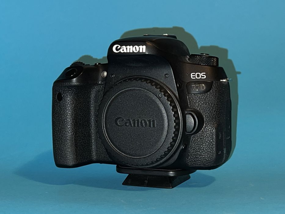 Фотоапарат Canon EOS 77D