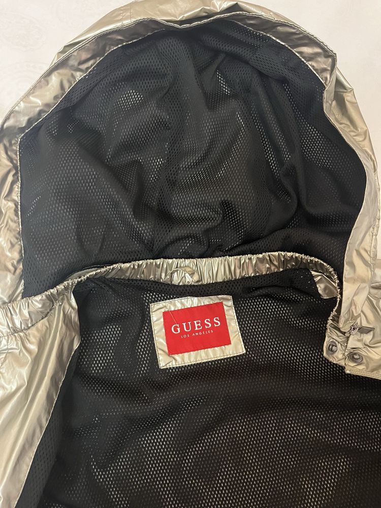 Яке Guess златисто