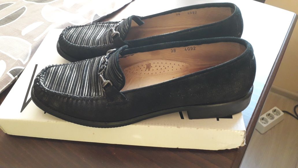 Дамски обувки в черен цвят естествен набук
