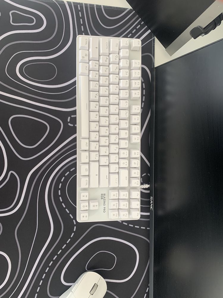 белая механическая клавиатура