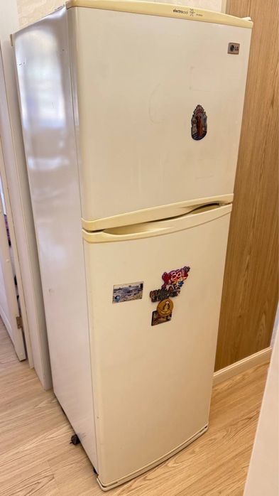 Двухкамерный холодильник с верхней морозильной камерой LG Electrocool