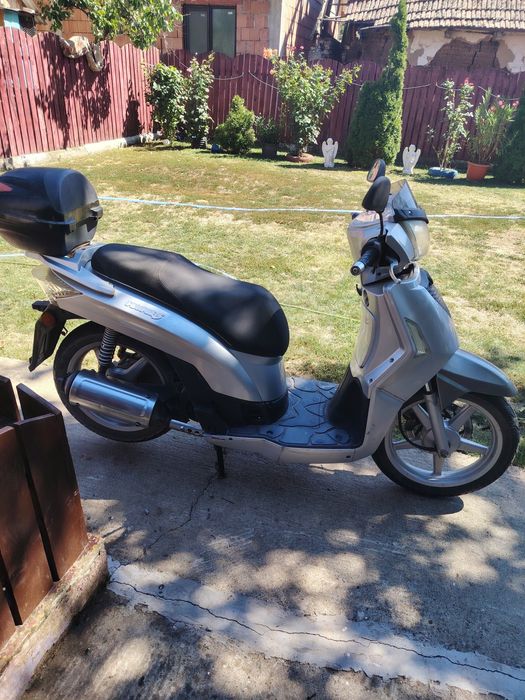 De vânzare Scuter Kymco 125 este in stare buna Da nu are acte