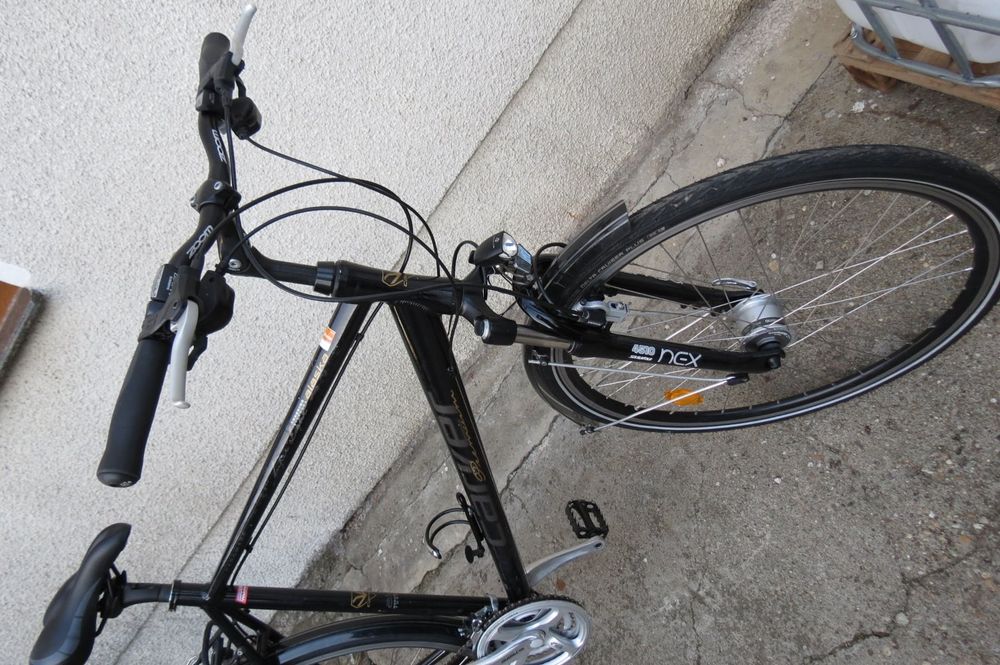 Vând bicicleta trekking Carver