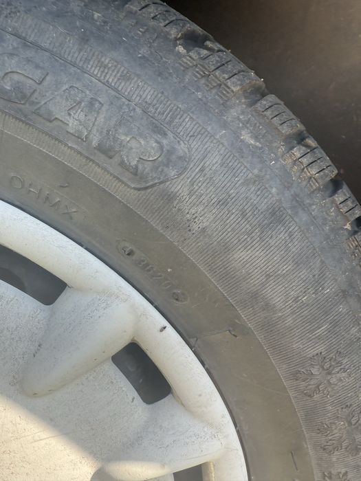 Vand 4 cauciucuri iarna 195/65 R15 cu jante de tabla