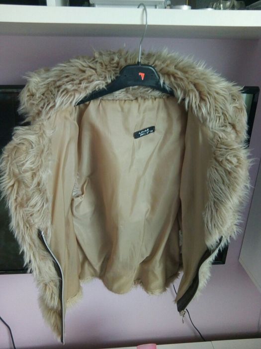 Vesta blana artificiala