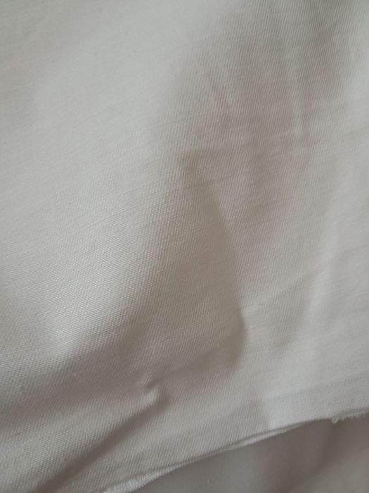 Бял памучен плат